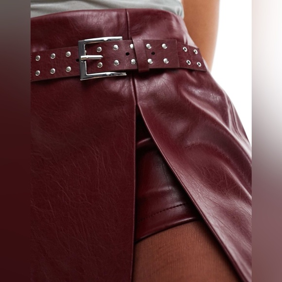 Bershka belted faux leather mini skirt in burgundy - Picture 2 of 12